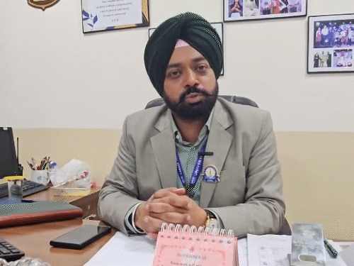 यूनिवर्सिटी मैनेजमेंट कमेटी के सदस्य दविंदर सिंह जानकारी देते हुए।