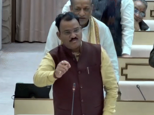 विश्वविद्यालयों में प्राइवेट स्टूडेंट्स से एक-एक हजार रुपए विमर्श शुल्क वसूलने से जुड़े सवाल का जवाब डिप्टी सीएम प्रेमचंद बैरवा ने दिया।