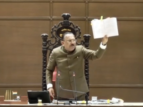 विधानसभा में सवाल-जवाब के बीच में मामला बिगड़ता देख स्पीकर वासुदेव देवनानी ने थोड़ी सख्ती दिखाई।