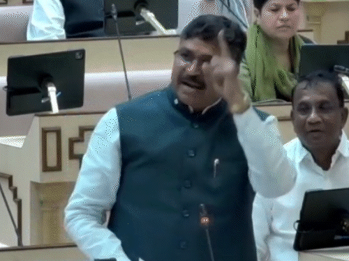 बुधवार को विधानसभा नेता प्रतिपक्ष टीकाराम जूली पुराने अंदाज में दिखे। उन्होंने सरकार को घेरने का कोई मौका नहीं छोड़ा।