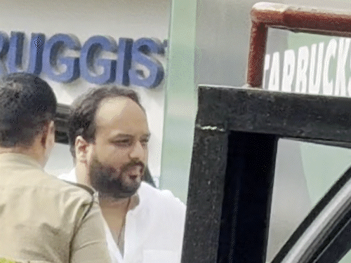 बाबा सिद्दीकी के बेटे जीशान सिद्दीकी बुधवार सुबह अस्पताल पहुंचे।