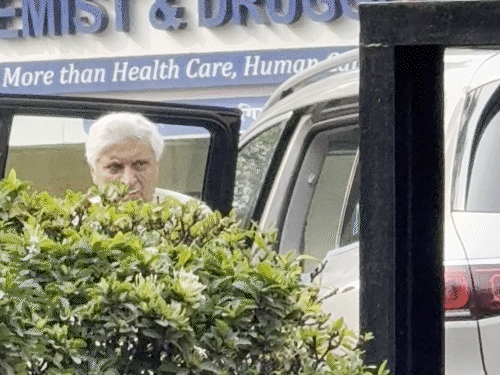 सलीम खान के साथ कई फिल्में लिखने वाले जावेद अख्तर उनका हाल लेने बुधवार को भी अस्पताल पहुंचे।