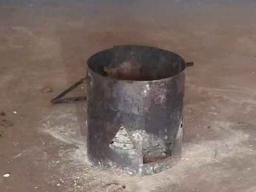 कमरे में सिगड़ी मिली जिसमें कोयला जलाया गया था।