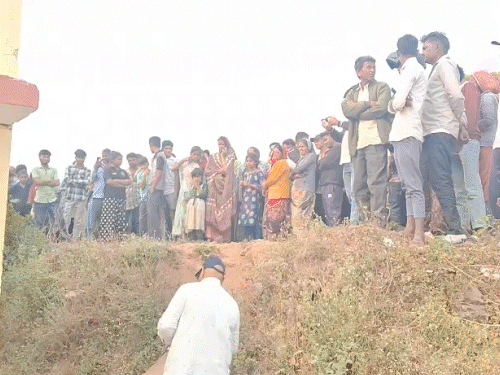 शव मिलने की जानकारी मिलने के बाद स्कूल में ग्रामीणों की भीड़ जमा हो गई।