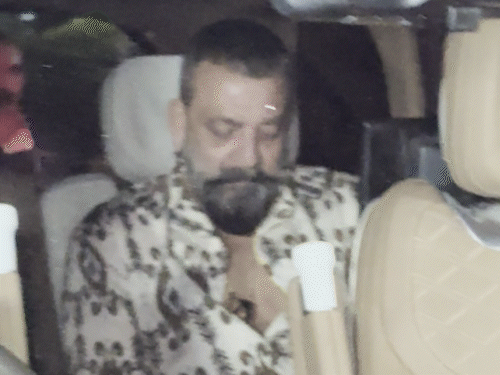 संजय दत्त अस्पताल से निकलते समय गंभीर नजर आए।