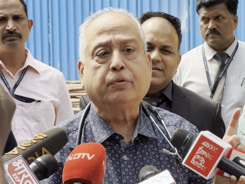 डॉ. जलील पार्कर मुंबई में एक जाने-माने पल्मोनोलॉजिस्ट (सांस की बीमारी के स्पेशलिस्ट) हैं, जो लीलावती हॉस्पिटल और रिसर्च सेंटर से जुड़े हैं।