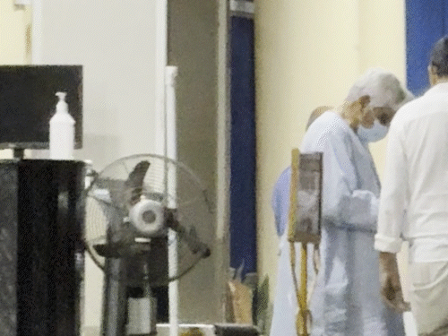 સલીમ ખાન સાથે ઘણી ફિલ્મો લખનાર જાવેદ અખ્તર તેમનો હાલચાલ પૂછવા હોસ્પિટલ પહોંચ્યા.