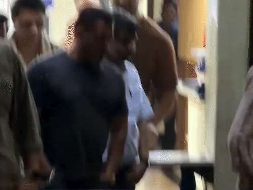 मंगलवार देर रात तक सलमान खान अस्पताल में ही रहे थे।