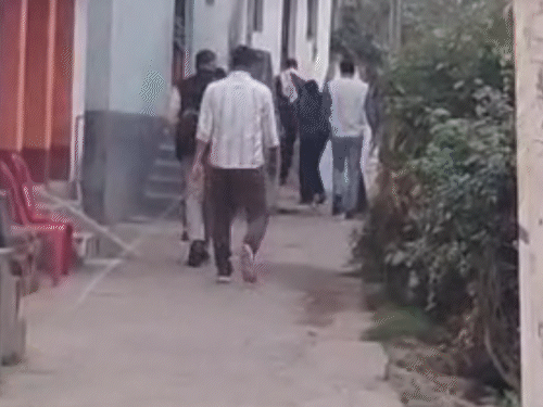 CBI की टीम में 1 महिला और 4 पुरुष हैं। मंगलवार को छात्रा के भाई को पूछताछ के लिए टीम अपने साथ ले गई।