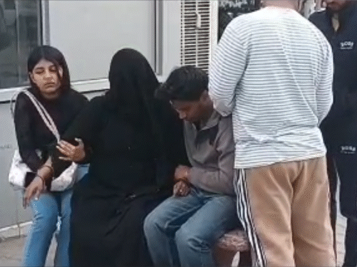 अस्पताल पहुंचे परिजन विलाप करते हुए।