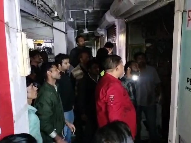 शटर खोलकर आग फायर ब्रिगेड टीम ने बुझाई आग।