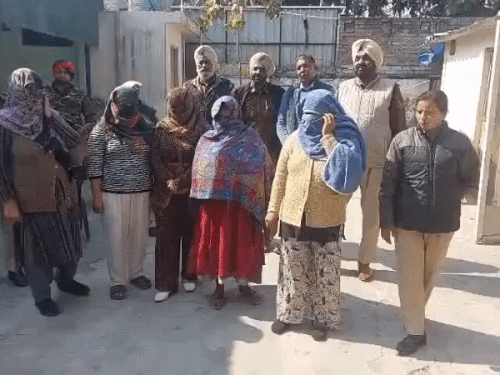 पुलिस गिरफ्त में बच्ची बेचने के मामले में संलिप्त महिलाएं। - Dainik Bhaskar