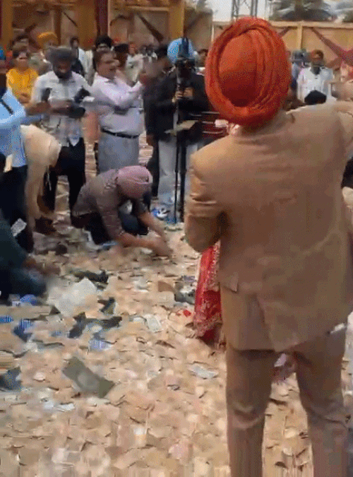 इस दौरान जमीन पर नोटों का ढेर लगा हुआ दिखाई दिया।