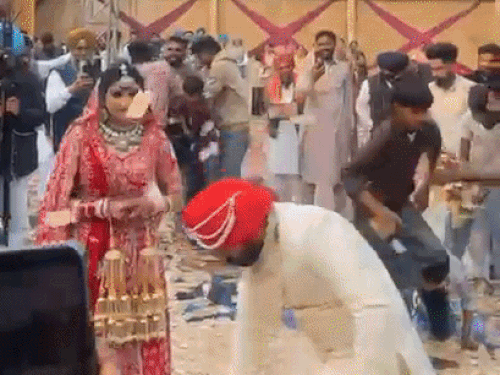 नोटों की बारिश के दौरान डीजे वाले लोग मुटि्ठयां भर-भरकर नोट उठाते दिखे।