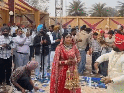 दुल्हन पर दूल्हे ने नोटों की बारिश की।