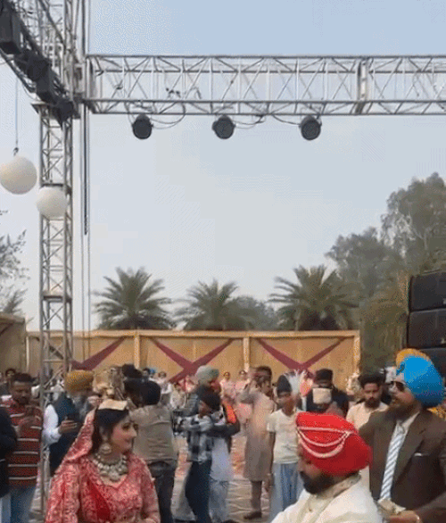 दूल्हे के अलावा रिश्तेदारों ने भी दोनों पर पैसे उड़ाए।