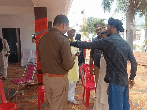 तिहाड़ जेल से रिहा होने के बाद राजपाल यादव शाहजहांपुर पहुंचे। लोगों ने उनके साथ सेल्फी ली।