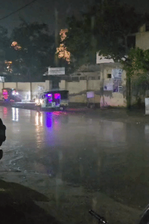 यूपी के मथुरा में बुधवार रात बारिश के बाद सर्दी बढ़ गई।