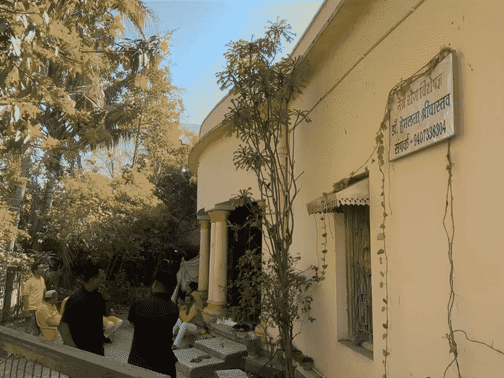 डॉ. हेमलता श्रीवास्तव के जबलपुर स्थित घर पर रिश्तेदार इकट्‌ठे हो रहे हैं।