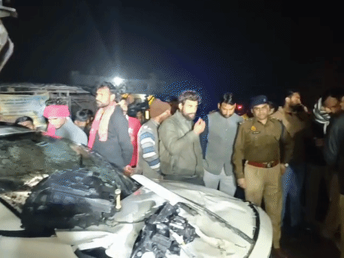 पुलिस ने क्रेन की मदद से नहर में गिरी कार को बाहर निकाला।