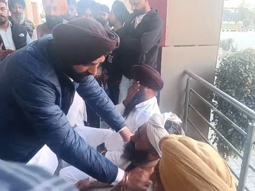 अस्पताल में मंत्री लालजीत सिंह भुल्लर सरपंच के परिजन से मिले।