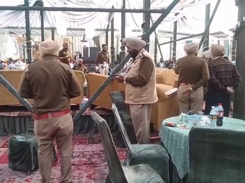 फायरिंग के बाद मौके पर जांच करती हुई पुलिस।