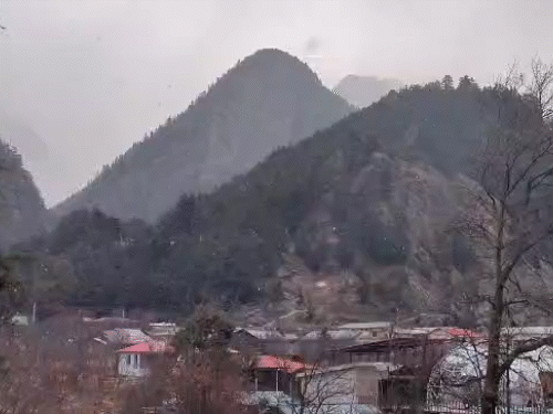 उत्तराखंड के हर्षिल में बुधवार सुबह हल्की बर्फबारी हुई।