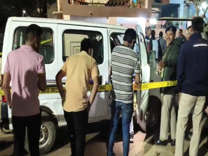 लुटेरे अपनी बाइक और कार मौके पर छोड़ गए हैं।