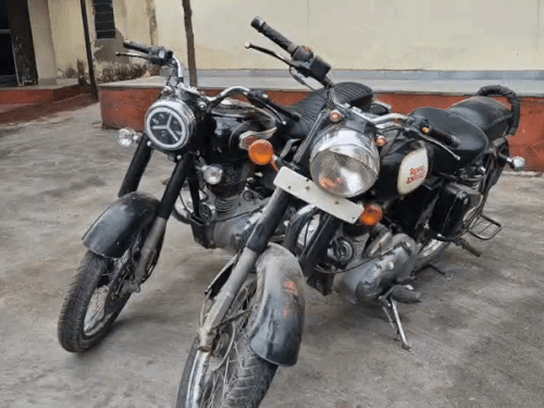 जिनसे चोरी की गई दो रॉयल एनफील्ड बुलेट बरामद की है।