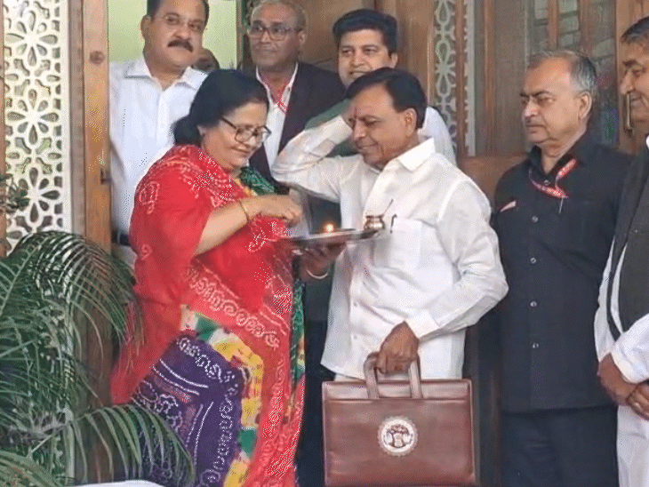 विधानसभा रवाना होने से पहले वित्त मंत्री जगदीश देवड़ा को उनकी पत्नी ने टीका लगाया।