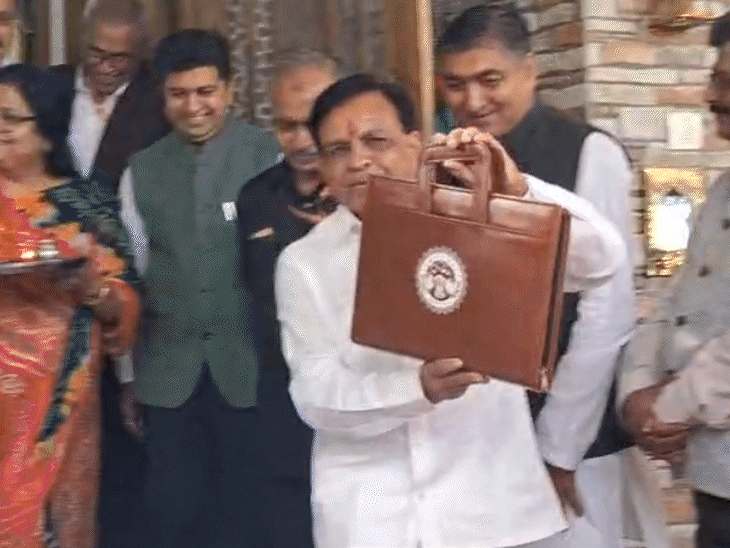 वित्त मंत्री जगदीश देवड़ा बजट ब्रीफकेस लेकर विधानसभा पहुंचे।