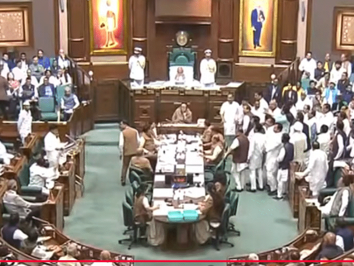 बजट के दौरान कांग्रेस विधायकों ने सदन में जमकर हंगामा किया।