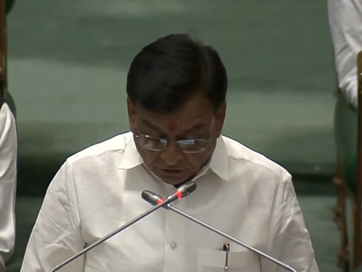वित्त मंत्री देवड़ा 4 लाख 38 हजार 317 करोड़ रुपए का बजट पेश करते हुए।