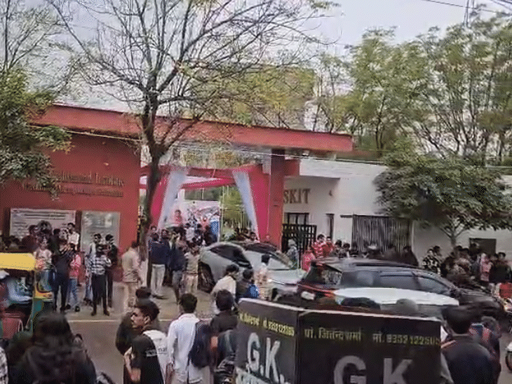 कॉलेज कैंपस से स्टूडेंट्स और स्टाफ को बाहर निकाल दिया गया है।