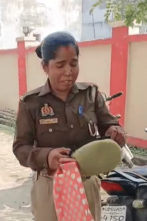 कांस्टेबल रोते रोते DIG के पास शिकायत लेकर पहुंचीं।