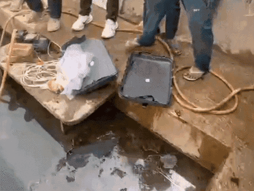 सूटकेस में सोडियम होने की वजह से वह पानी से रिएक्शन कर गया और धमाका हो गया।