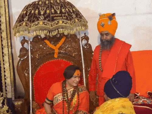 चंडीगढ़ में हुए धार्मिक समागम में शामिल निहंग रसूलपुर के साथ सतनाम सिंह। - फाइल फोटो