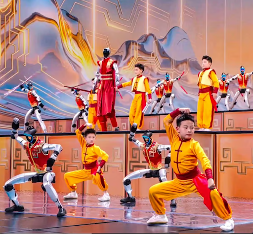 गाला समिट में बच्चों के साथ डांस करते हुए रोबोट्स।