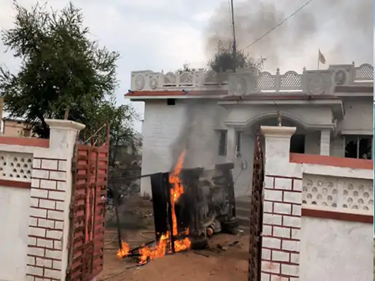 विवाद के बाद आरोपियों ने कुछ वाहनों को भी आग के हवाले कर दिया था।