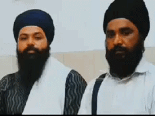 पाखंड भगाओ, पंजाब बचाओ मुहिम की जानकादी देते मनप्रीत सिंह खालसा (ब्लैक कुर्ता)।