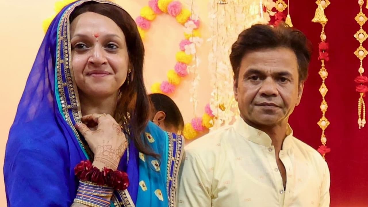 राजपाल यादव अपनी दूसरी पत्नी राधा यादव के साथ।