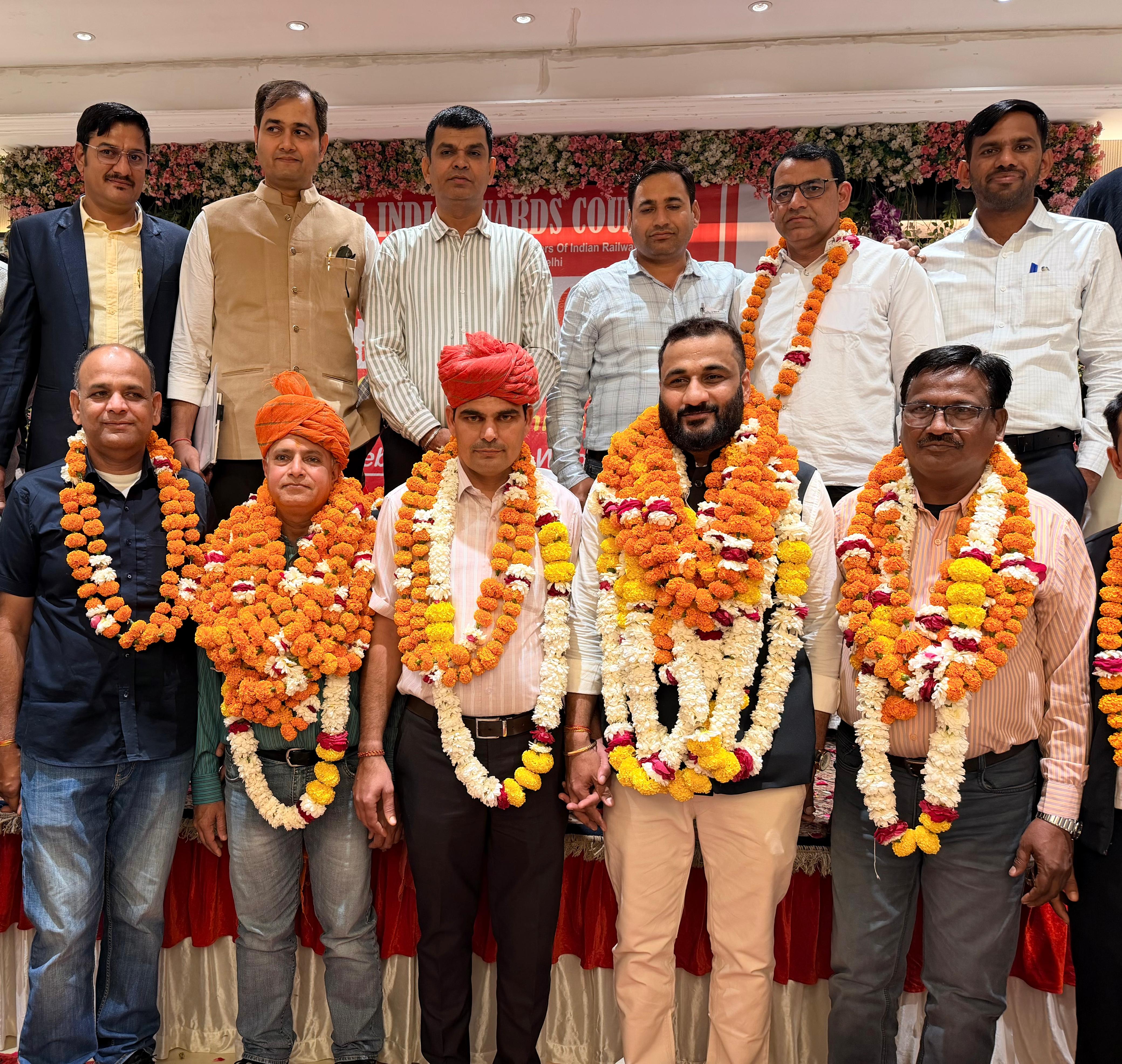 नवनिर्वाचित कार्यकारिणी के पदाधिकारियों ने एकस्वर में ट्रेन मैनेजर्स के अधिकारों की रक्षा और रेलवे की उन्नति में अपने योगदान के लक्ष्य पर अडिग रहने का संकल्प लिया।