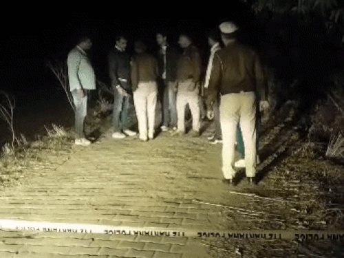 घटनास्थल पर जांच करते हुए पुलिस की टीम।