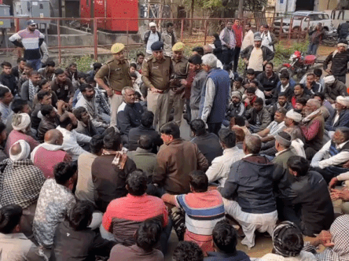धरने पर बैठे लोग और पुलिस कर रही समझाइश।