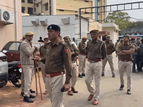 विरोध को देखते हुए मोर्चरी के बाहर मांगलियावास थाना पुलिस के साथ ही अन्य पुलिस जाब्ता तैनात कर दिया गया है।