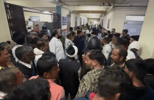 अस्पताल के ट्रोमा वार्ड में घुसे और नारेबाजी की, लेकिन बाद में बाहर आ गए।