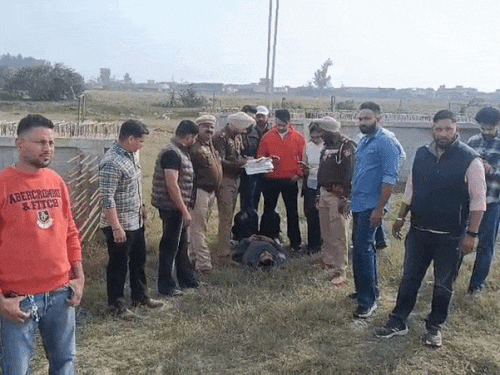 शूटर आकाश का बयान लेती पुलिस। -