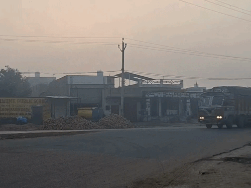 जिले के ग्रामीण इलाकों में आज हल्का कोहरा छाया रहा।