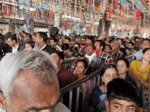 खाटूश्याम बाबा के पट खुलते ही दर्शनों के लिए श्रद्धालुओं की लंबी कतारें लग गईं।