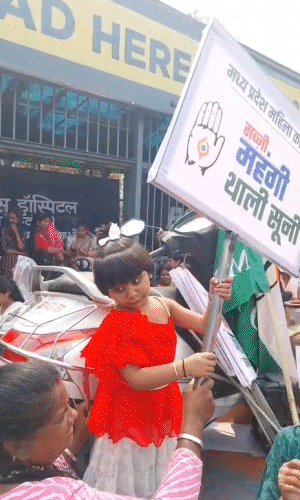 प्रदर्शन में बच्चे भी तख्तियां लेकर शामिल हुए।